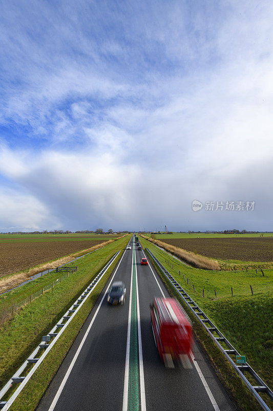 荷兰Overijssel N50高速公路上的交通在春季